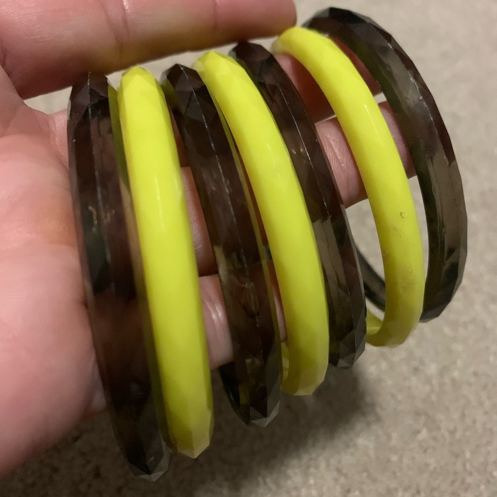 VTG Lucite/Plastic Bangle set 70’s